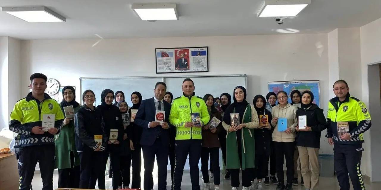 Trafik Polisleri, Öğrencilere Mesleklerini Tanıtıp Kitap Hediye Etti