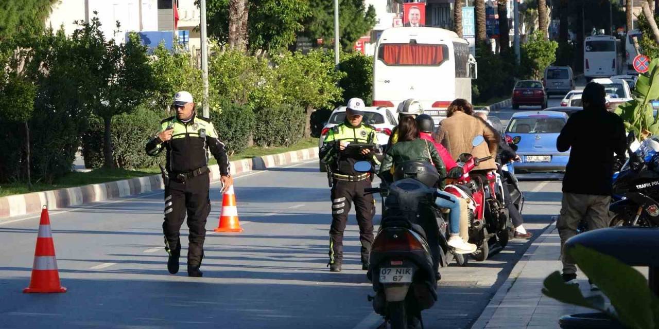 Oyuncak Scooterıyla Uygulamaya Geldi, Polisin Önünde Büyüklerine Ders Verdi