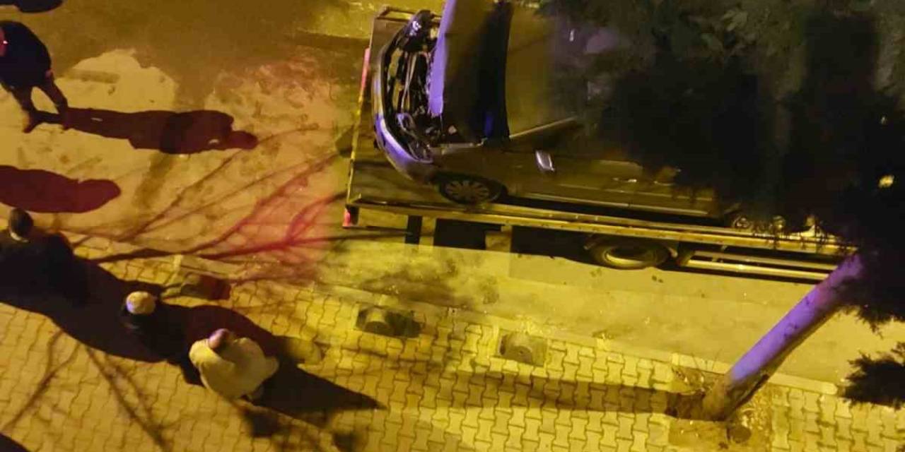Ehliyetsiz Ve Alkollü Olduğu İddia Edilen Sürücü Park Halindeki Araçlara Çarptı