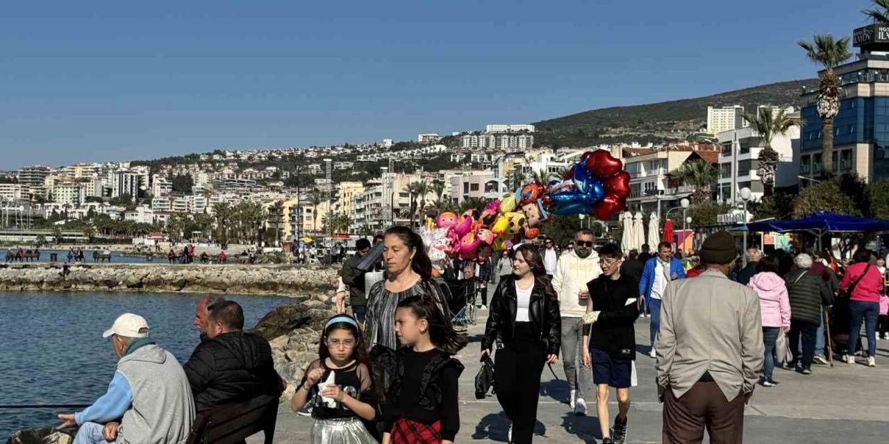 Kuşadası’nda Şubat Ayında Güneşli Hava Sahili Canlandırdı