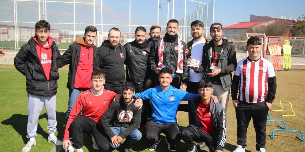 Sivasspor Taraftarından, Rey Manaj’a Sürpriz Kutlama