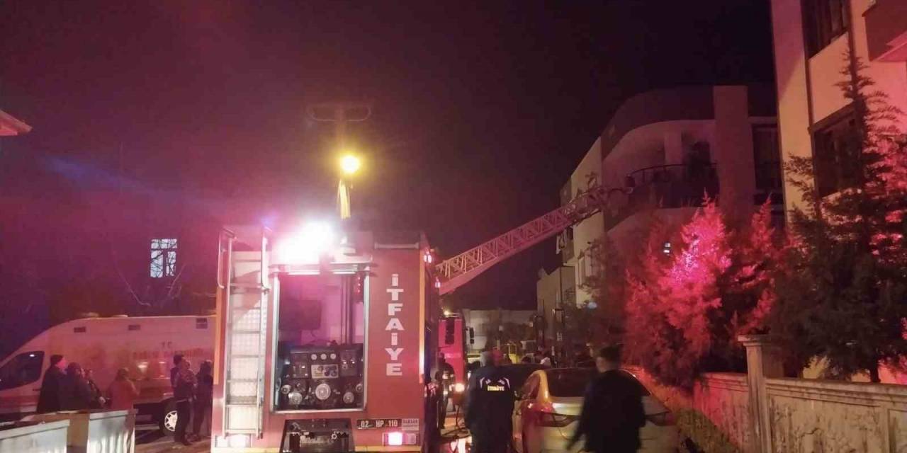 Bina İçerisinde Çıkan Yangında 4 Kişi Zehirlendi