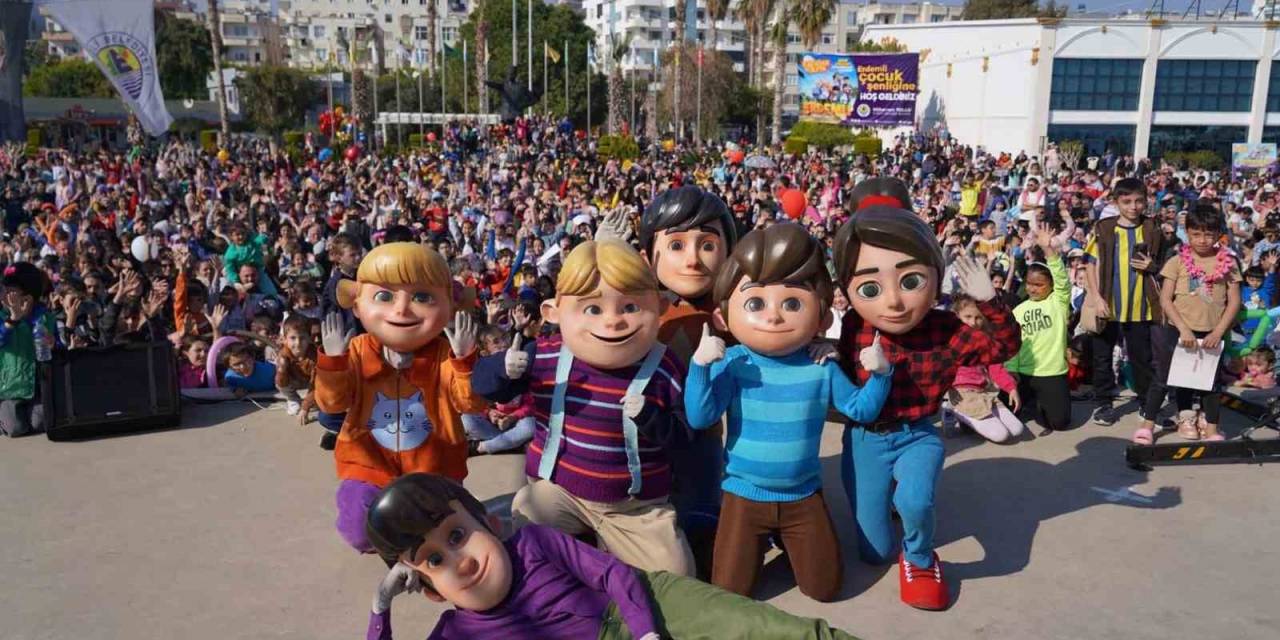 Çocuklar Şenlikte ’rafadan Tayfa Müzikali’ İle Doyasıya Eğlendi