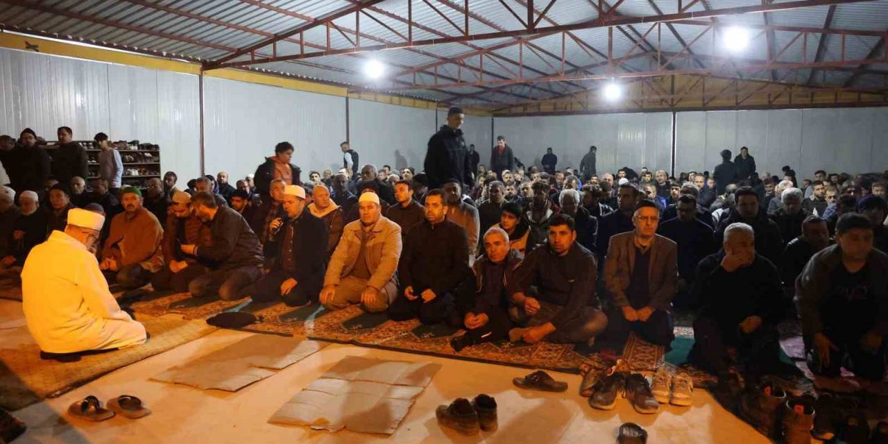 Hatay’da Eller Çadır Mescitte Semaya Açıldı