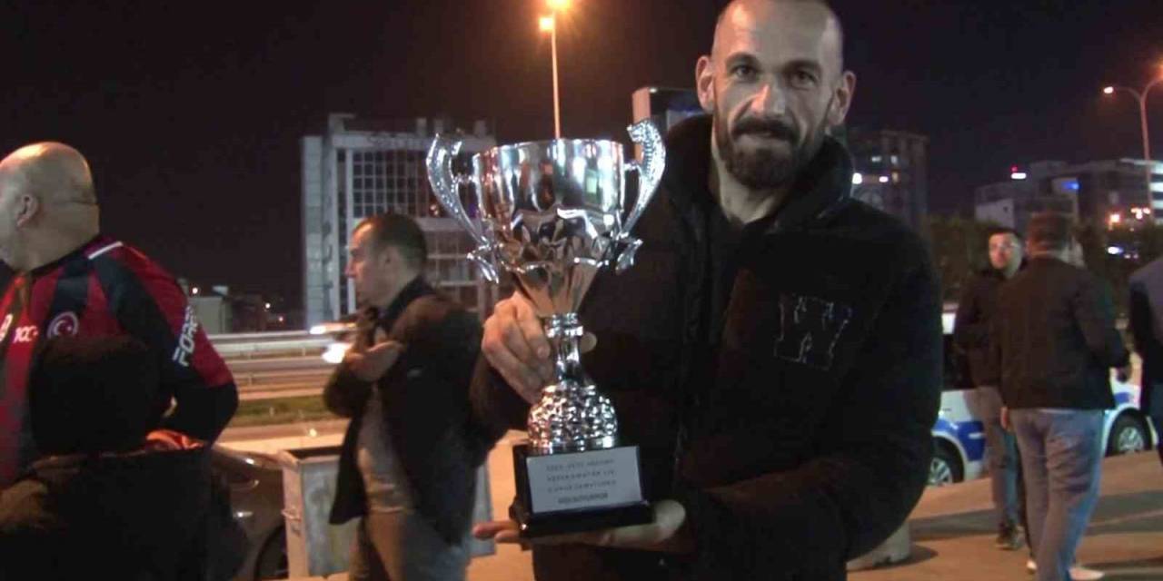 Süper Amatör Lig’de Grup Şampiyonu Olan Gülsuyuspor’da Taraftarlardan Şampiyonluk Kutlaması