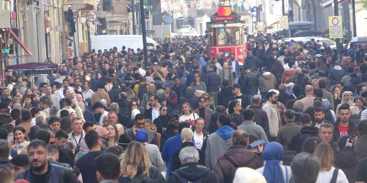 Şubat Ayında Güneşli Ve Sıcak Havayı Fırsat Bilenler Taksim’e Akın Etti