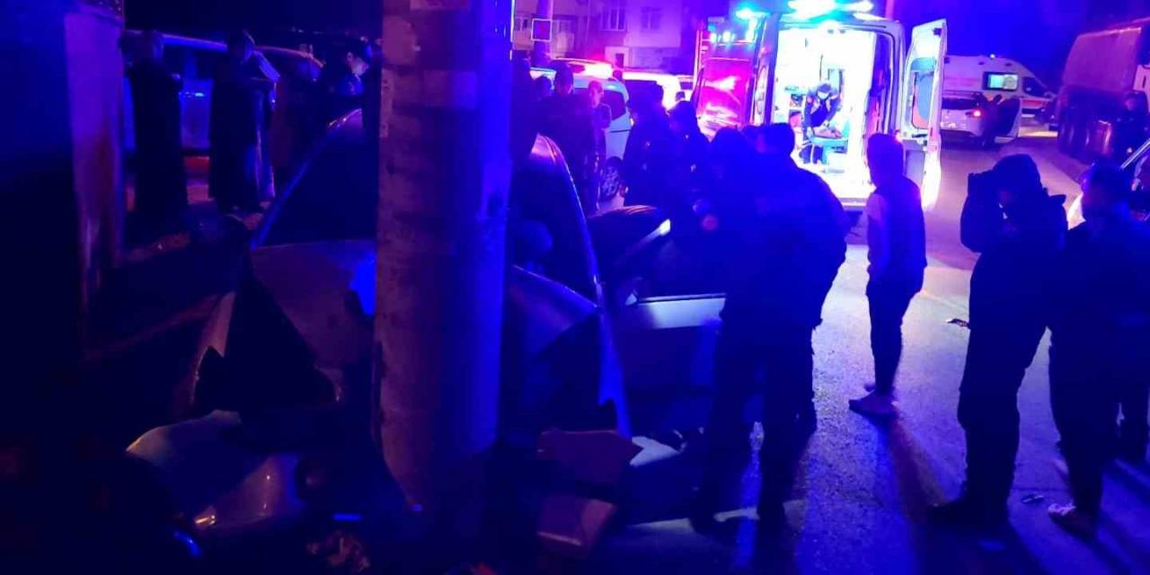 Otomobil Beton Elektrik Direğine Çarptı : 1’i Ağır 3  Yaralı