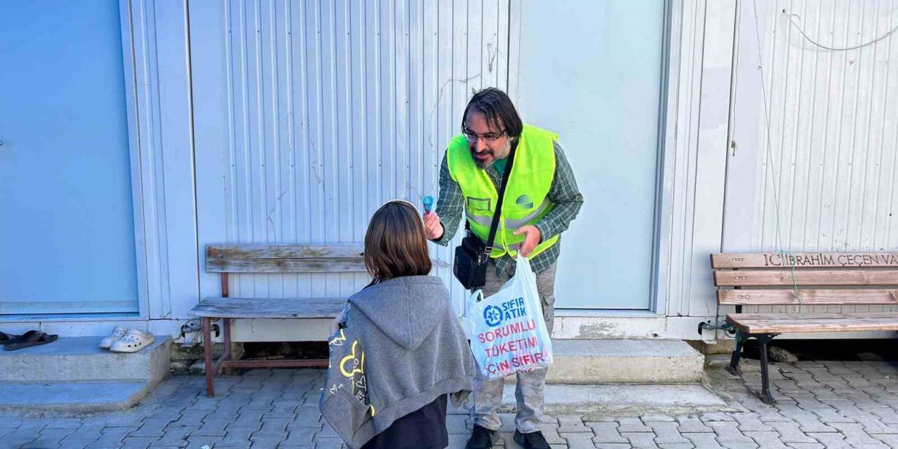 İzmir Depremimde Oğlunu Kaybeden Simge İsim Elif’in Babası, Enkaz Kentte Afetzede Vatandaşlara Umut Oluyor