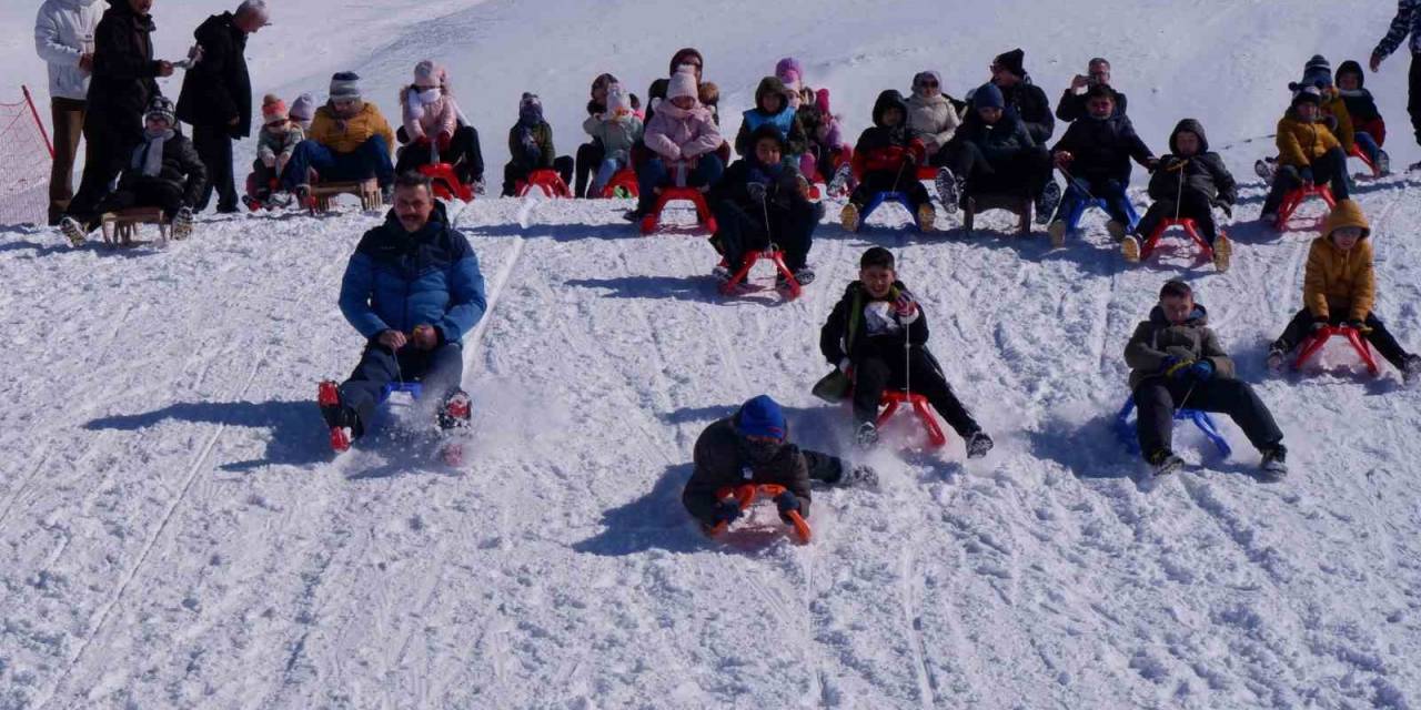 Vali Çiftçi Çocuklarla Kızak Kaydı, Gençlerle Kayak Yaptı