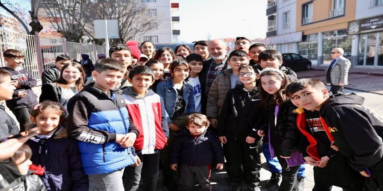 Başkan Çolakbayrakdar: "Çocuklarımızın Hem Yüzünü Güldürüyoruz Hem De Geleceğe Hazırlıyoruz"