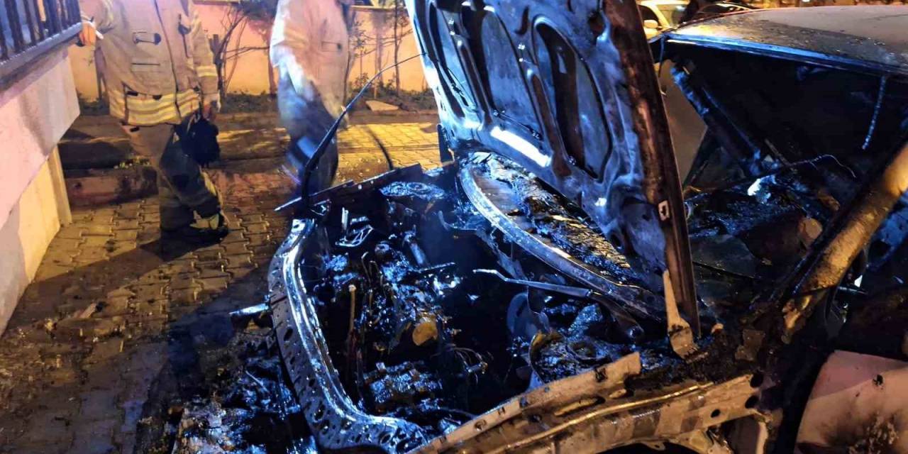 Kartal’da Park Halindeki Araç Alev Alev Yandı