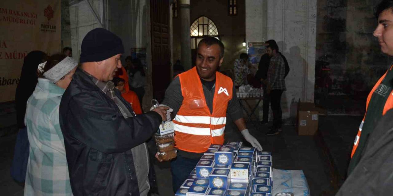 Mersin’de Kandilde 15 Bin Simit Dağıtıldı