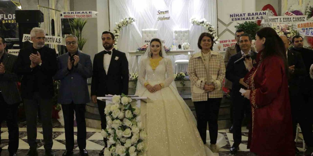 Diyarbakır’da Siyasetçileri Ve İş Adamlarını Bir Araya Getiren Düğüne 3 Bin Kişi Katıldı