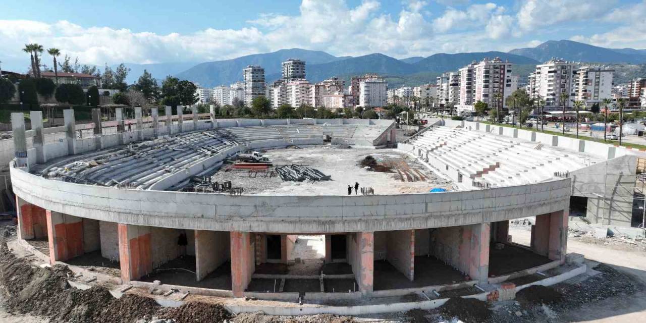 Kumluca’nın Yeni Simgesi Atatürk Stadyumu Hızla Yükseliyor