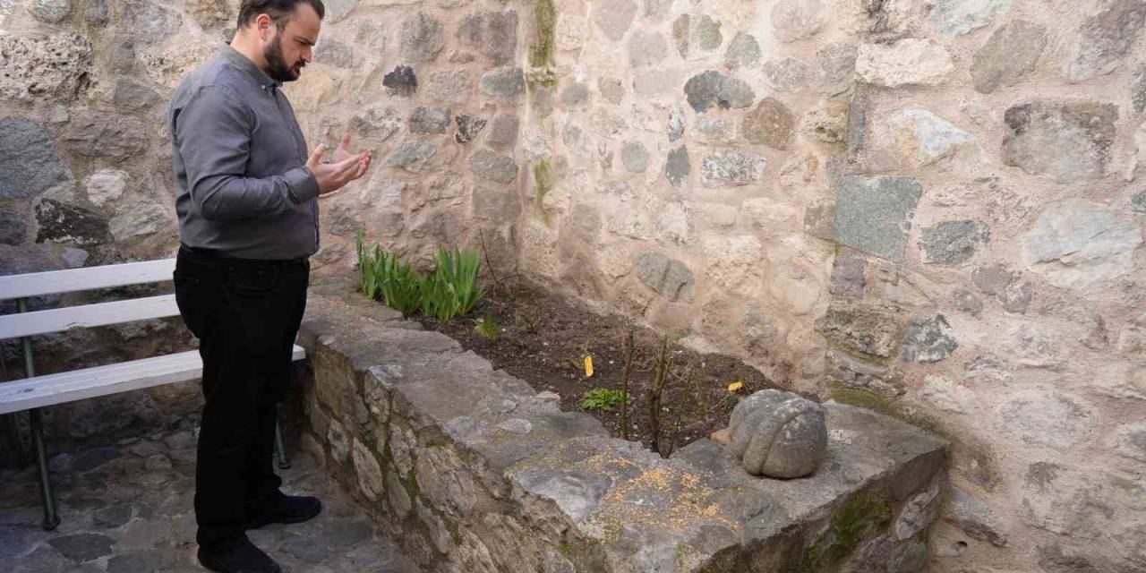 Tarihi Handa Dükkanlar Arasında Kalan Türbe