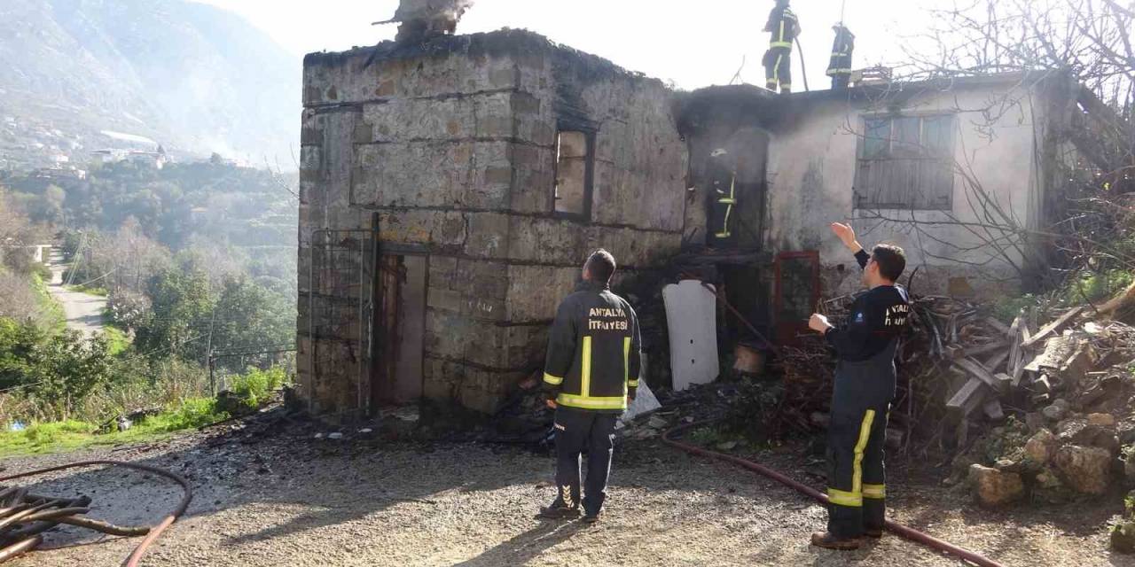 Metruk Bina Çıkan Yangında Kullanılamaz Hale Geldi