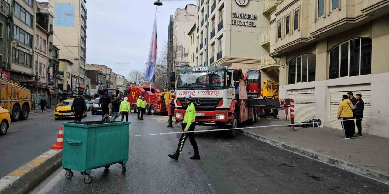 Beyoğlu’nda Facianın Eşiğinden Dönüldü: Freni Boşalan Vinç, Başka Bir Vince Çarparak Savurdu, 1 Yaralı