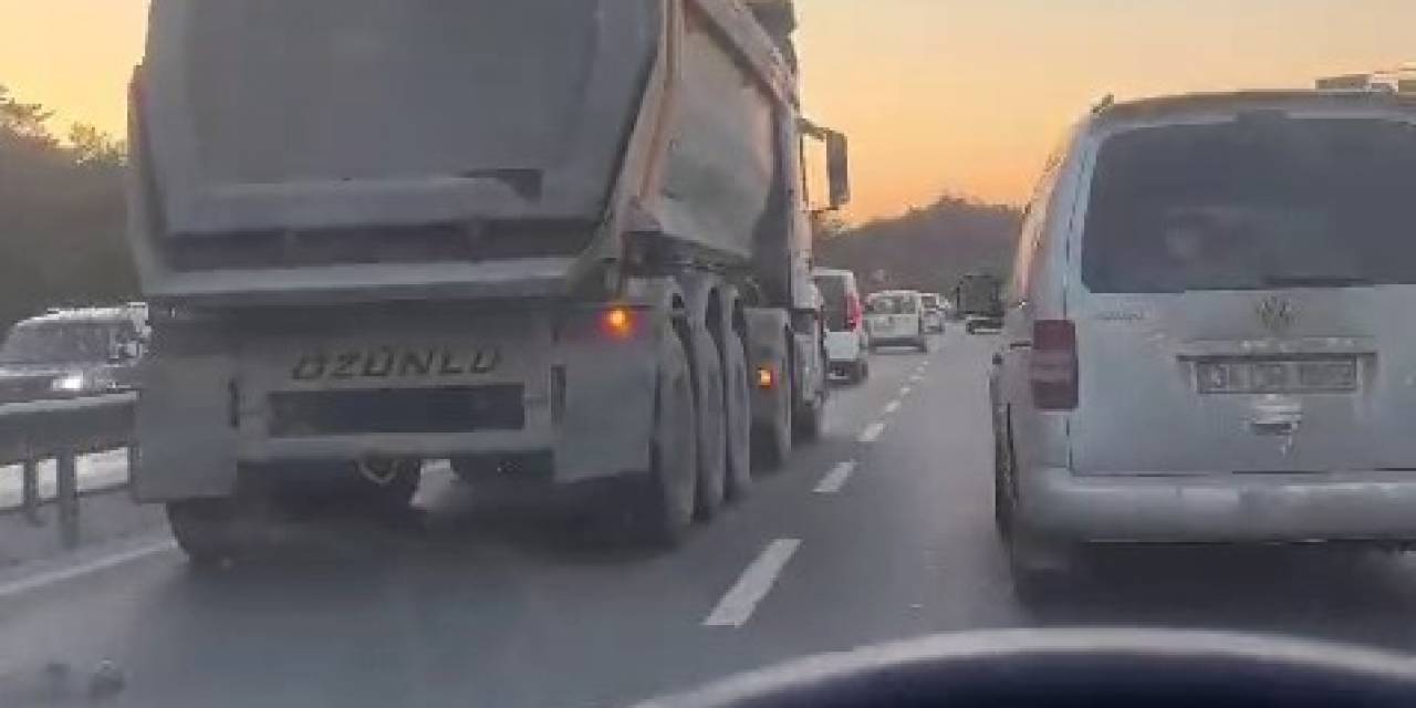 Otoyolda Makas Atarak İlerleyen Hafriyat Kamyonu Kamerada