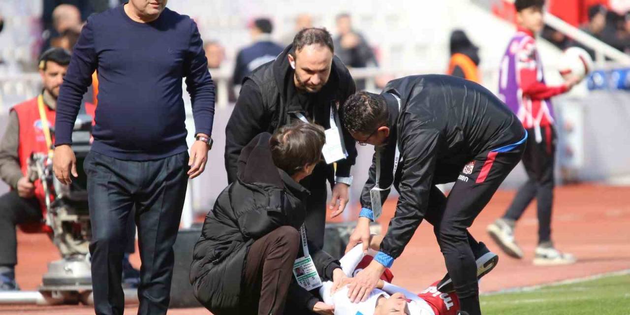 Sivasspor’da Bartuğ Elmaz Şoku! Ambulansla Hastaneye Kaldırıldı