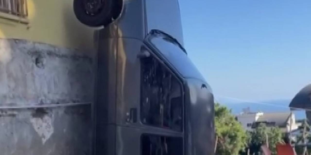 Kazaya Karışan Aracını İple Binadan Aşağıya Sarkıttı