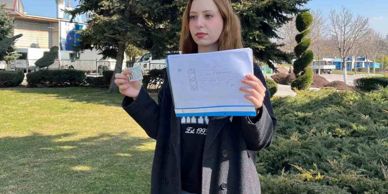 Ehliyet Almak İçin Sağlık Raporu Almaya Gitti, Gece Kulübünde Çalıştığını Ve Kendi Adına Senet Tutulduğunu Öğrendi