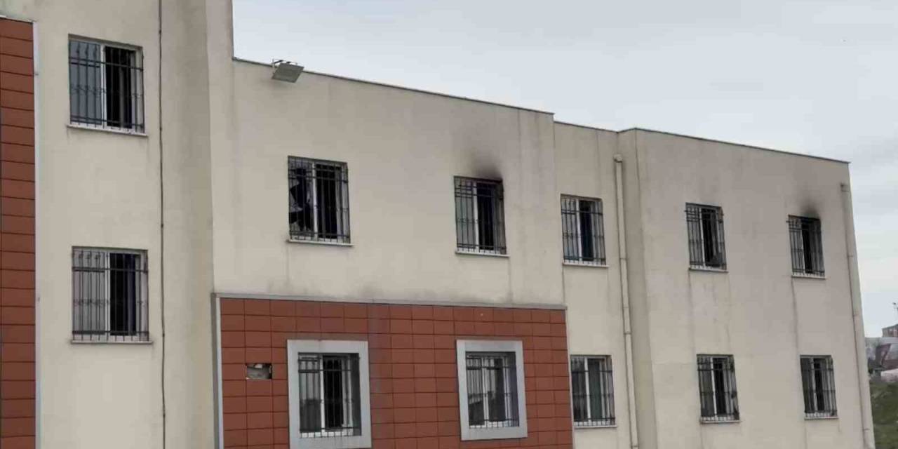 Beylikdüzü’nde Çocuk Destek Merkezinde Korkutan Yangın: 10 Çocuk Tahliye Edildi
