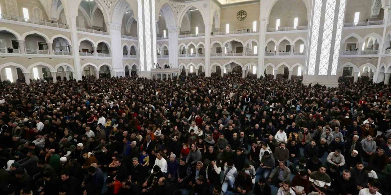 Berat Kandili’nde Şahinbey Millet Camii Doldu Taştı
