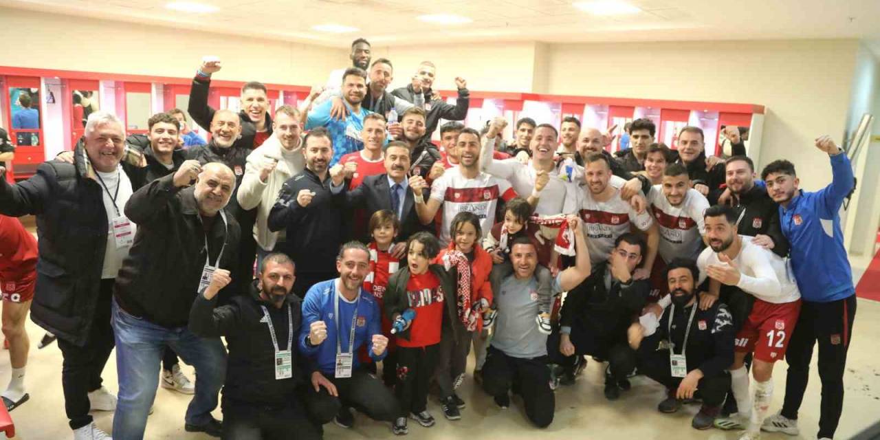 Sivasspor’dan Pendik Maçı Sonrası Galibiyet Pozu