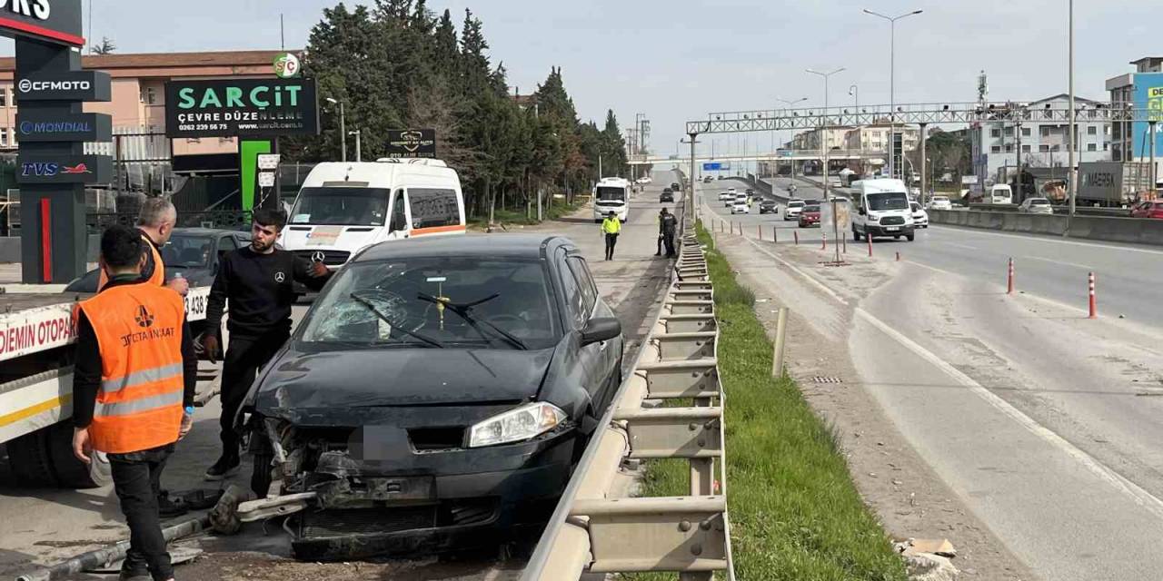 Bariyeri Aşan Otomobil D-100’den Caddeye Uçtu : 2 Yaralı