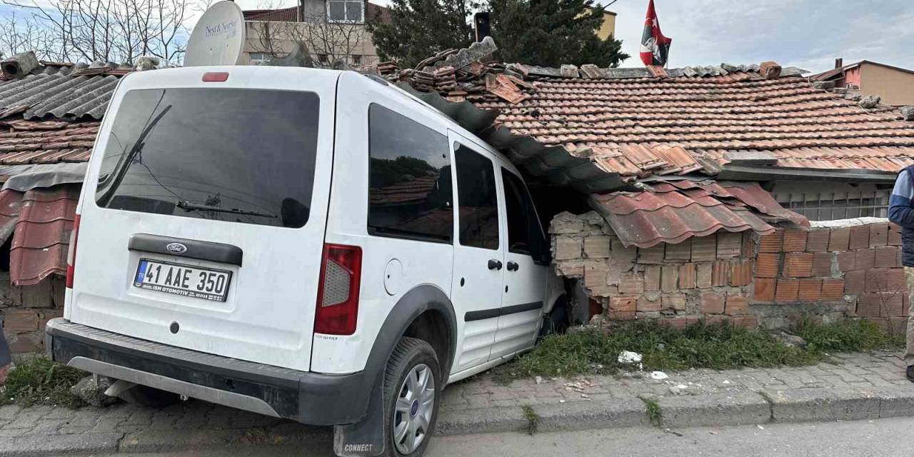 Ataşehir’de Hafif Ticari Araç Müstakil Eve Girdi