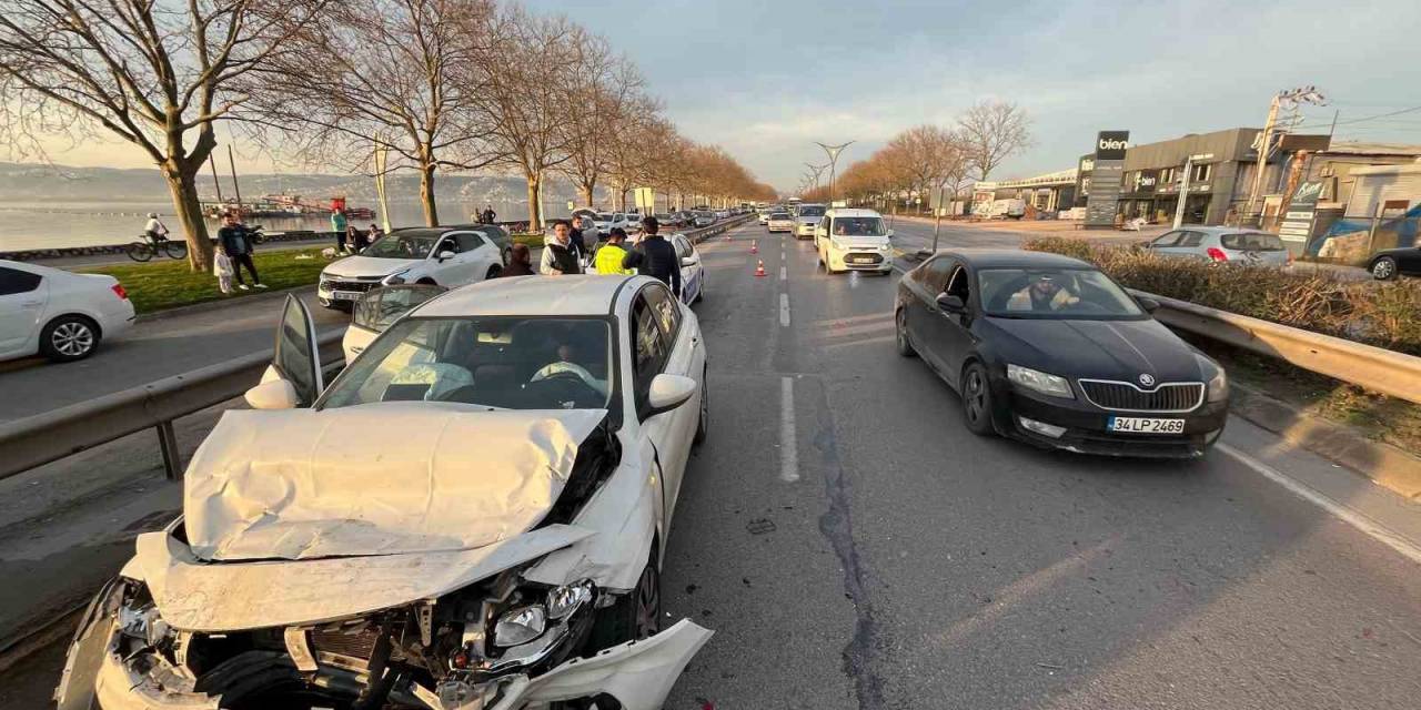 Kocaeli’de Üç Otomobil Zincirleme Kazaya Karıştı: 4 Yaralı