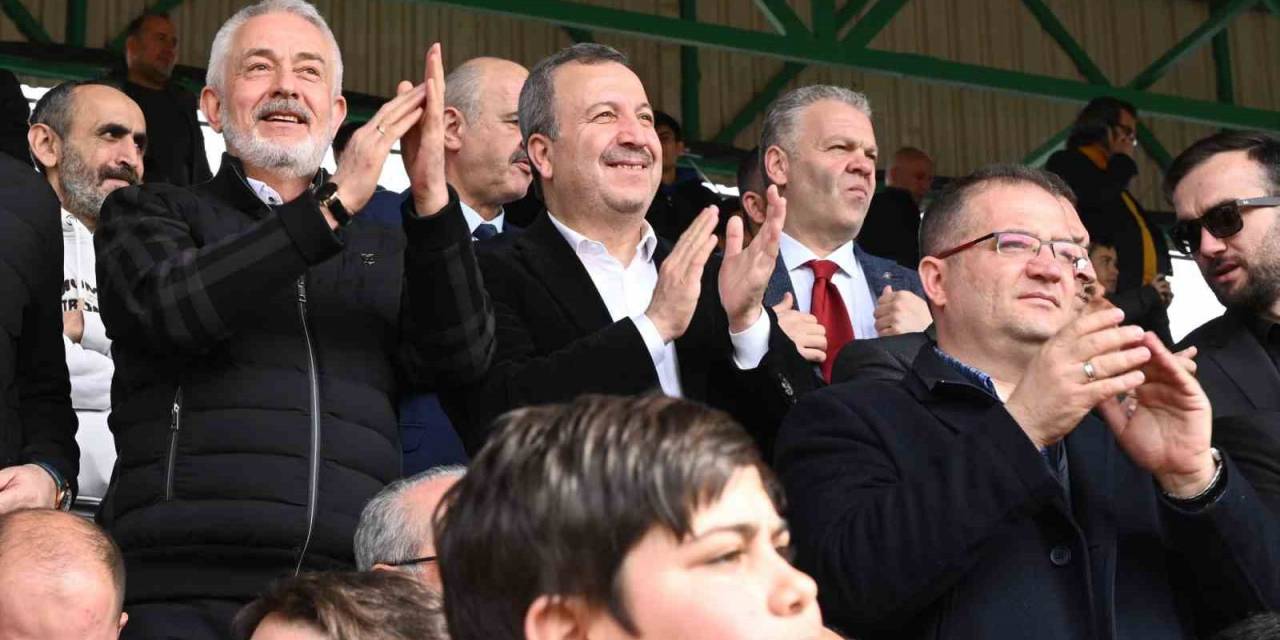 Başkan Başdeğirmen Taraftara Forma Hediye Etti