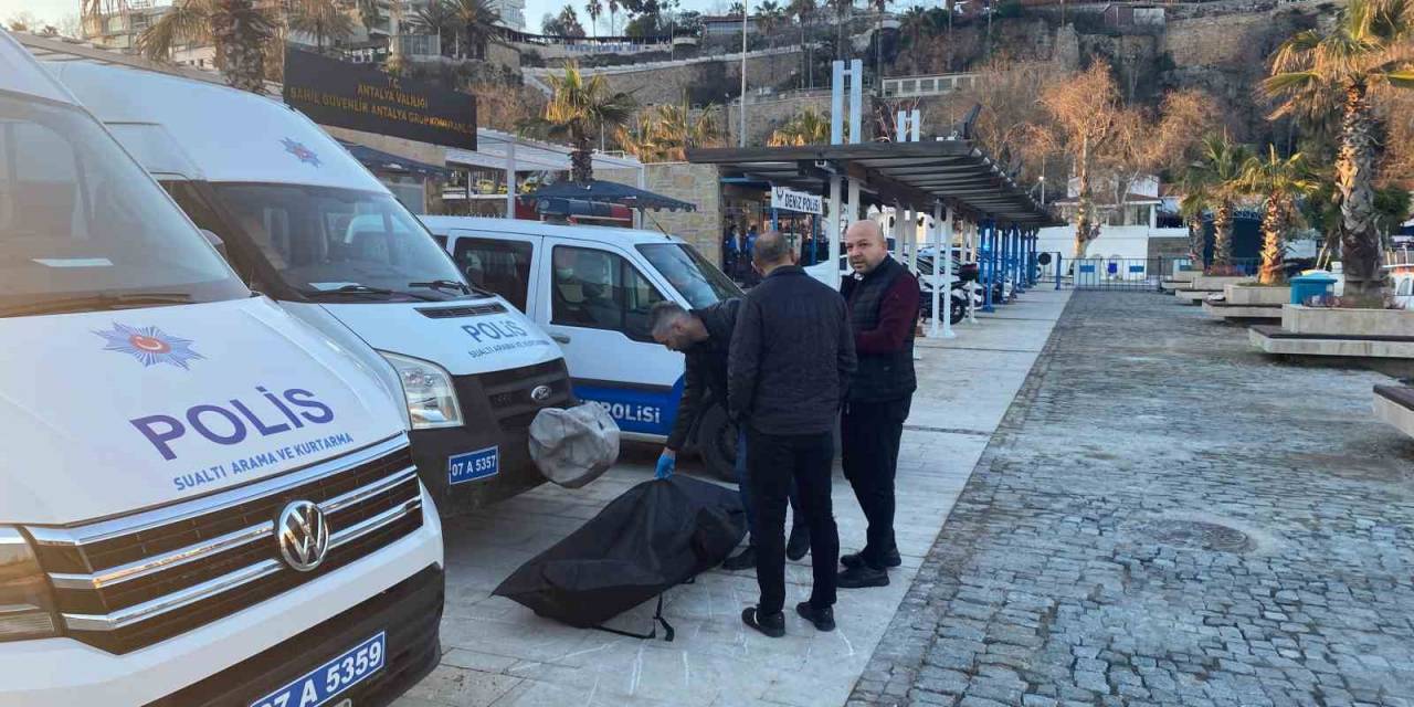 Üzerindeki Elbiselerle Deniz Yüzeyinde Cansız Bedeni Bulundu