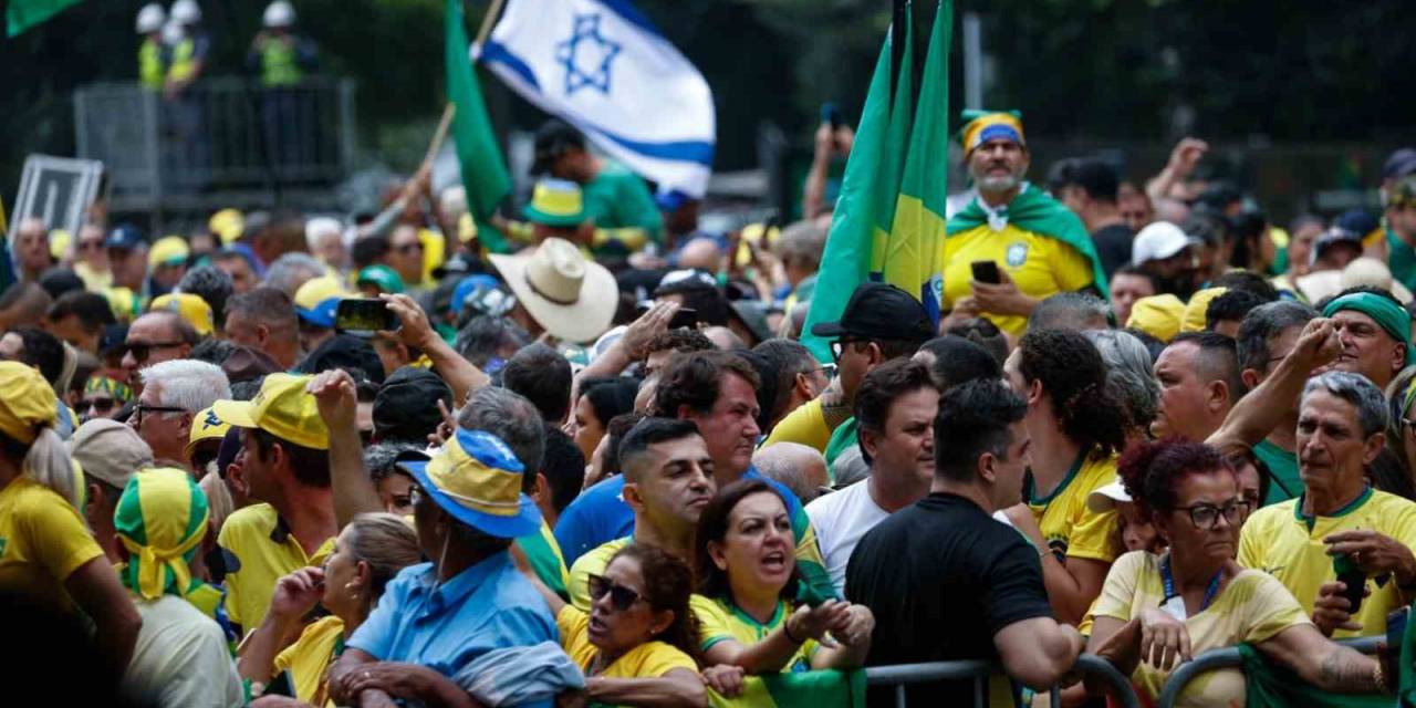 Brezilya’da Eski Devlet Başkanı Bolsonaro’nun Binlerce Destekçisi Sokağa İndi