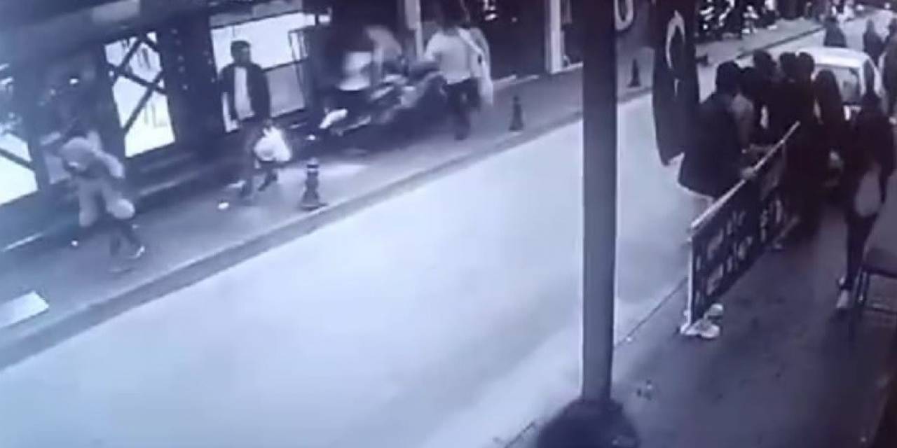 İzmir’de Motosiklet Kaldırımda Yürüyen Yayaların Arasına Daldı: 3 Yaralı