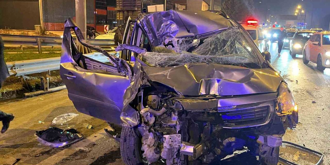 Zincirleme Kazaya Karışan Araç Kağıt Gibi Ezildi: 1’i Ağır 3 Yaralı