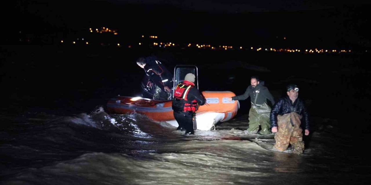 Baraj Gölünde Mahsur Kalan 2 Balıkçı, 4 Saatlik Çalışma Sonucu Kurtarıldı