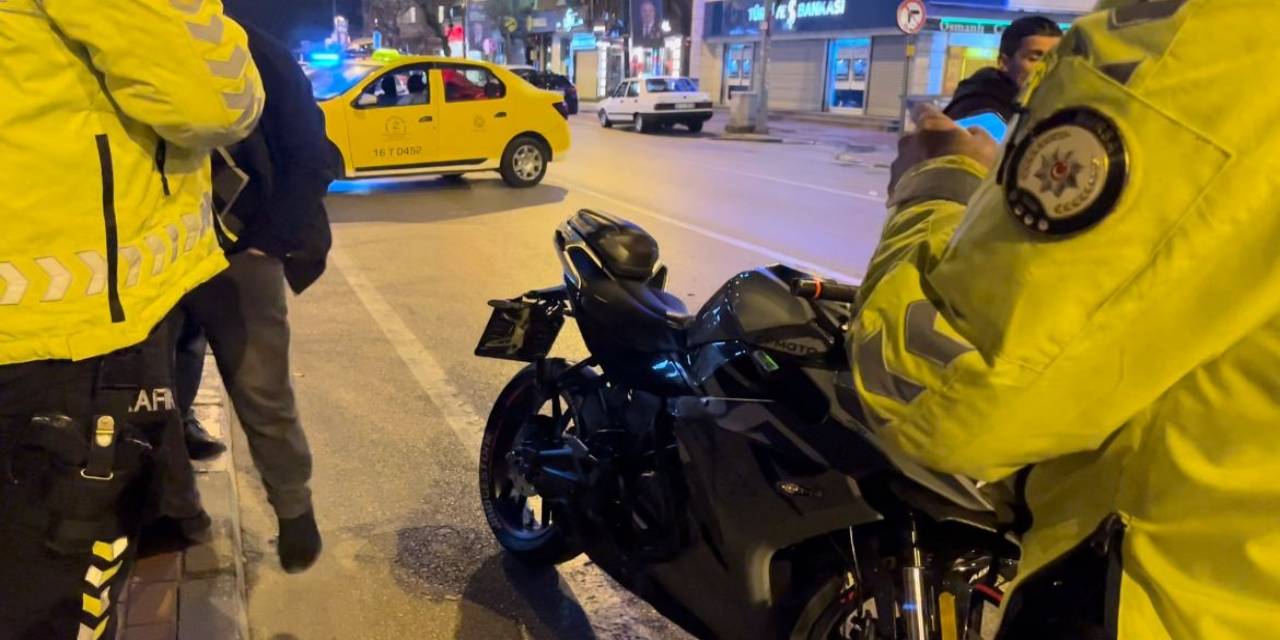Hatalı Dönüş Kazaya Yol Açtı, Taksinin Çarptığı Motosikletli Yaralandı