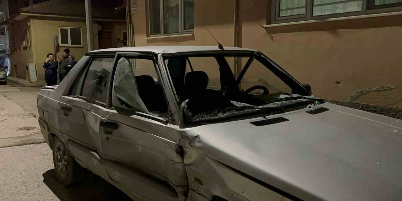 Motosikletli Önüne Çıkan Otomobile Çarptı : 2 Yaralı