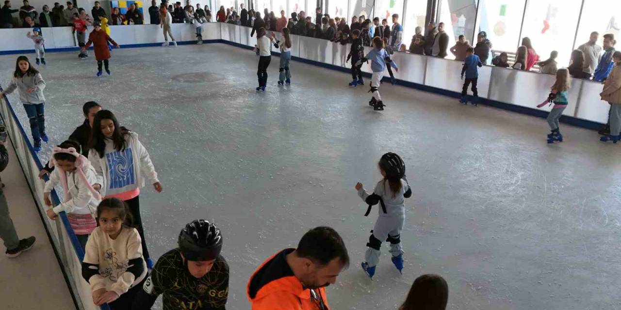 Ücretsiz Olunca İzdiham Yaşandı: Karın Yağmadığı Şehirde Buz Pistine Akın Ettiler