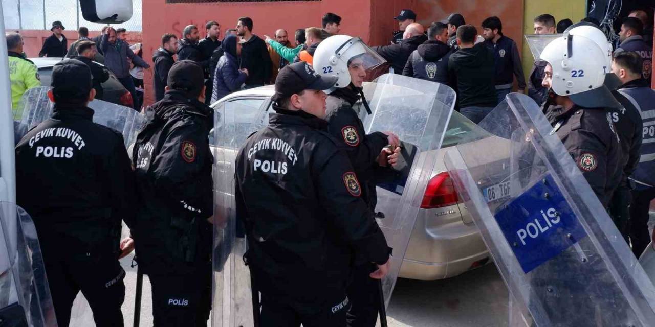 Maç Öncesi Ortalık Karıştı: Polise Zorluk Çıkaran Taraftara Gözaltı