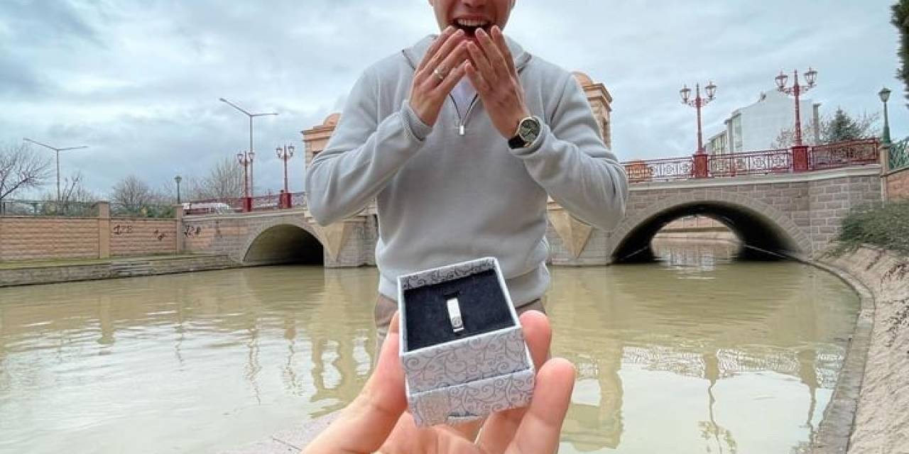 Harçlıklarını Biriktirdi, Erkek Arkadaşına Diz Çöküp Evlilik Teklif Etti