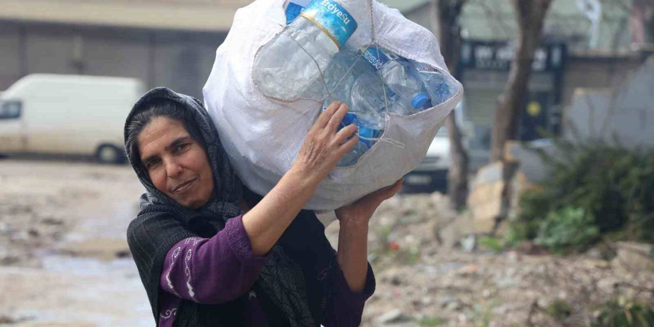 Fedakar Anne, İki Evladını Karton Ve Plastik Malzeme Toplayarak Okutuyor