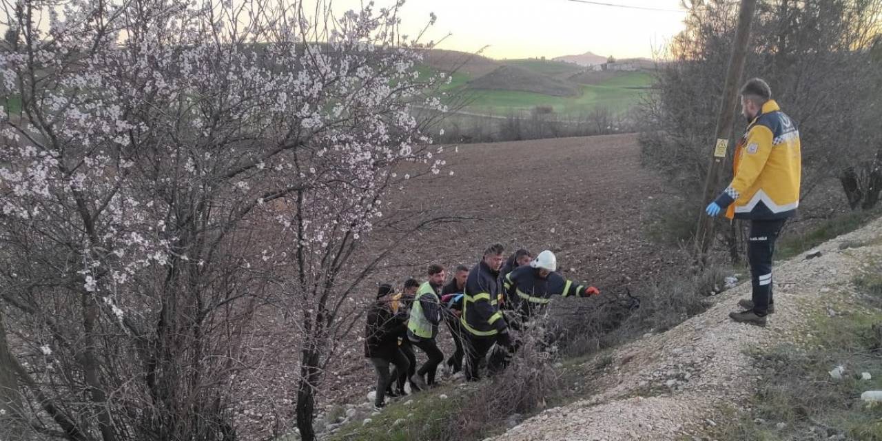 Otomobil Şarampole Yuvarlandı: 1 Yaralı