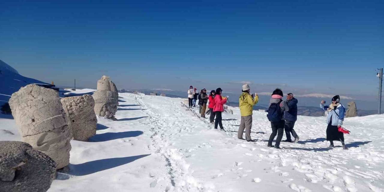 Taylandlı Turistler Nemrut’un Zirvesinde