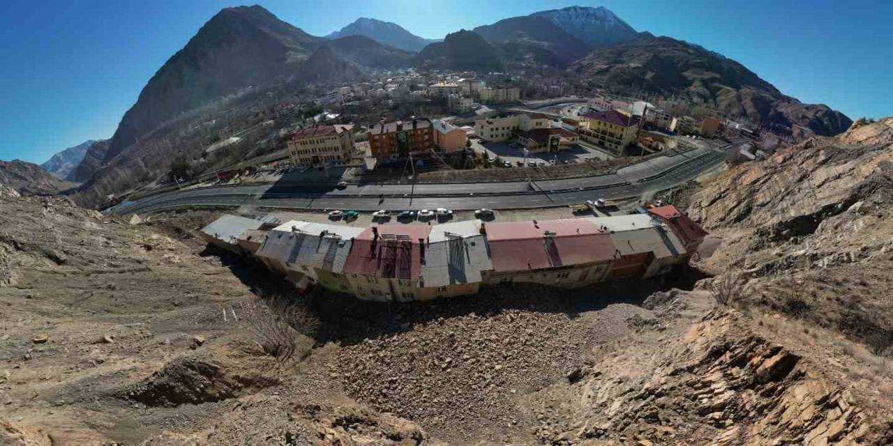 Uzundere’de Göçük: Onlarca Ev Ve İş Yeri Zarar Gördü