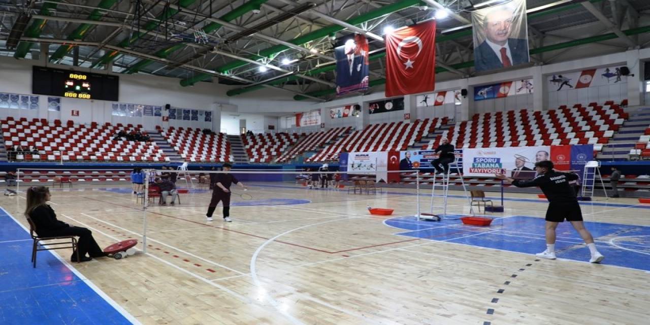 Ağrı’da Gençler Badmintonta Yarıştı