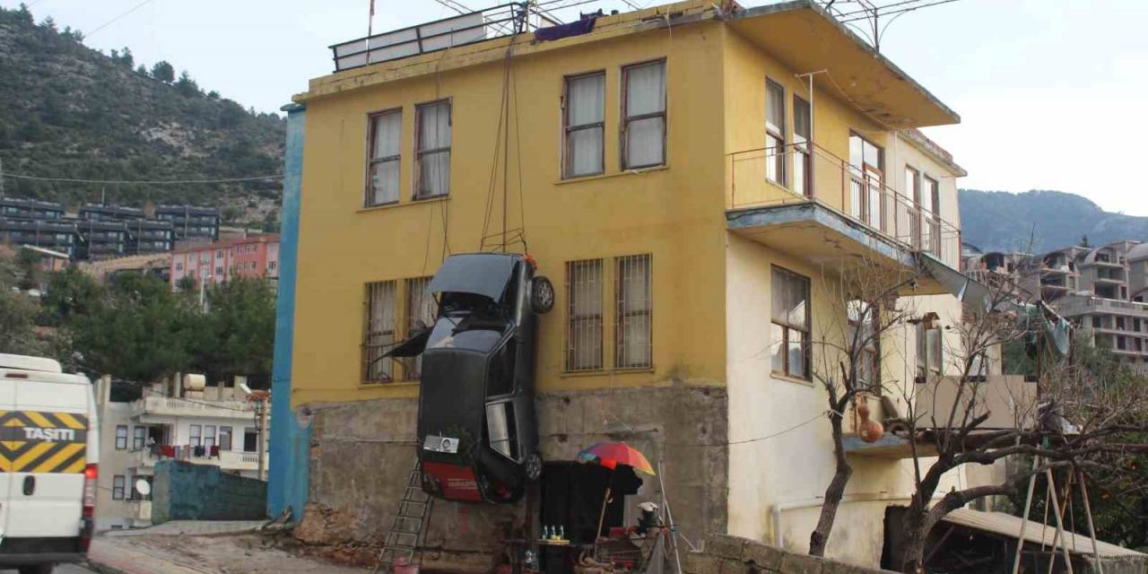 Sürekli Kazaya Karışan Otomobilini Binaya Astı