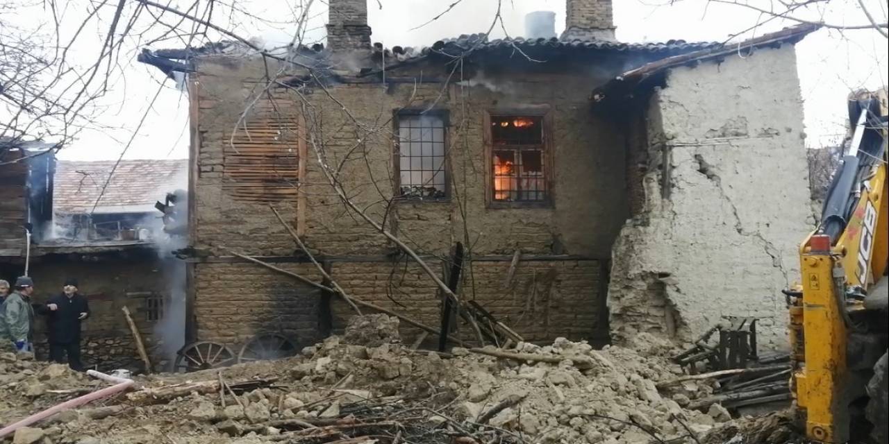 2 Katlı Ahşap Evde Yangın Çıktı, 50 Küçükbaş Hayvan Son Anda Kurtarıldı