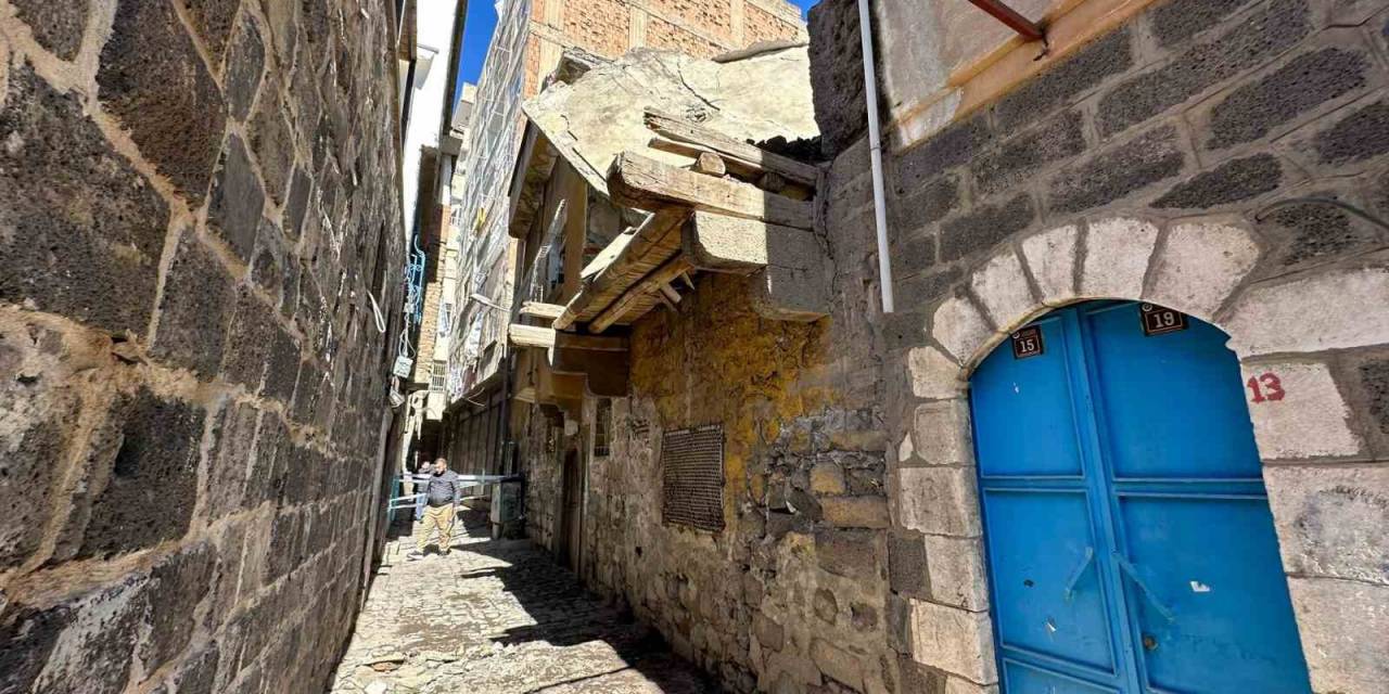 Diyarbakır’da Ağır Hasarlı Müstakil Evin Çatısı Çöktü